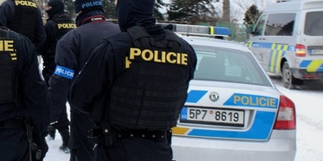 Oznámení o loupeži vyvolalo obrovské opatření, na uzávěrách byli i policisté se samopaly