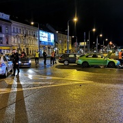 Střet tří vozů v centru Plzně