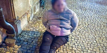 Žena kradla v bytě a poté se pokusila napadnout strážníka