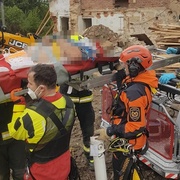 Pád muže do budovy skončil otevřenou zlomeninou nohy