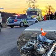 Motorkář při nárazu do stromu utrpěl mnohačetná zranění
