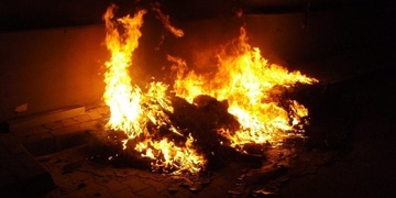 V ulicích hořely celou noc kontejnery