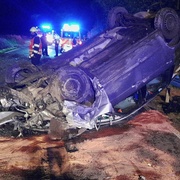 Silně opilý řidič nezvládl řízení a s autem se převrátil