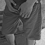 Ženě nejprve vyhrožoval napadením, pak vyndal penis a vymočil se před ní