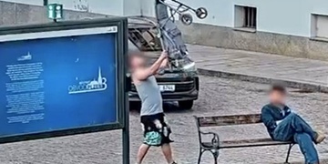 Jak velký musíš být idiot, abys házel dětský kočárek před projíždějící auta?