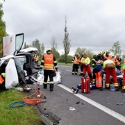 Hromadnou nehodu nepřežil jeden muž, dalšího z místa transportovali letecky ve vážném stavu