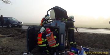 Z převráceného vozu  museli seniora vyprostit