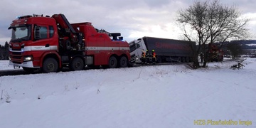 Havarovaný kamion zablokoval silnici