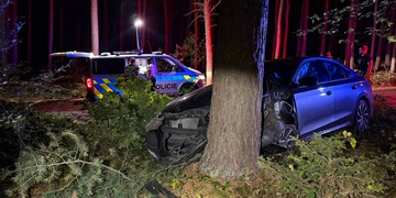Silně opilý řidič nezvládl řízení, vyjel ze silnice a čelně narazil do stromu