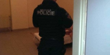 „Jsem agent GIBS, dejte mi pistole a odznaky!“ nařizoval opilec na záchytce