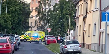 Velice dramatická záchrana dítěte stojícího v okně