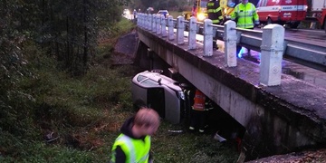 Auto spadlo z mostu, na místě jsou čtyři zranění včetně dětí!