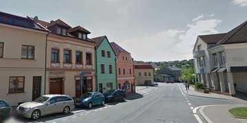 Brutální loupež v Tachově, pachatel do ležící prodavačky i kopal. Neviděli jste právě vy odjíždět pachatele?