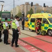 Seniorku srazila tramvaj, těžce zraněná žena nyní bojuje o život