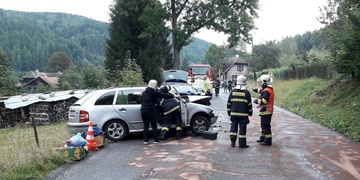 Převrácené auto v příkopě i čelní střet dvou osobních vozů