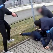 Policie uvolnila video z dopadení pachatele bombového útoku