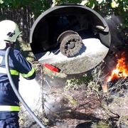 Utržená pneumatika zapálila les