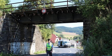 Řidič se v Běšinech pokusil odvézt viadukt