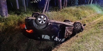 Opilý řidič se s vypůjčeným autem převrátil a pak z místa utekl
