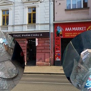 Vzteklý nešikovný zloděj se pomstil na dveřích obchodu