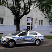 Policista zachránil seniorku z kolejiště - chtěla spáchat sebevraždu