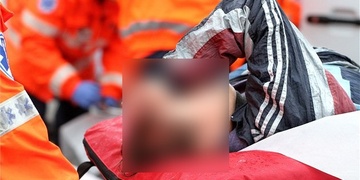 Přítelkyni zbil, pořezal a chtěl vyhodit z okna