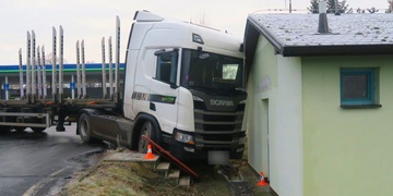 Smyk zastavil až o dům