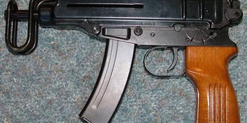 Opilý muž střílel v ulicích ze Škorpionu!