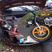 Sedmnáctiletý motorkář čelně narazil do auta