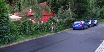Dítě uteklo od babičky a vběhlo přímo od auto