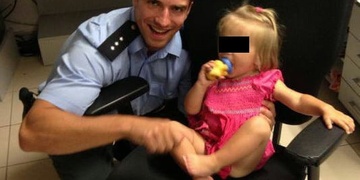 Tříletá holčička vyrazila sama na výlet, nalezli ji strážníci