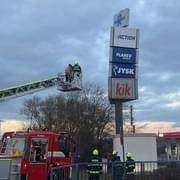 U frekventovaného nákupního centra v Plzni zasahují hasiči