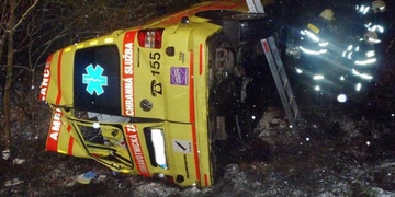 Nehoda na namrzlé vozovce se nevyhnula ani záchranářům