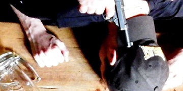 Maniaka s pistolí v restauraci odzbrojili hosté a statečná servírka