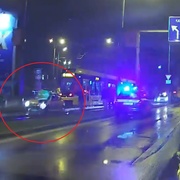 Další auto v kolejišti, tentokrát u Nového divadla