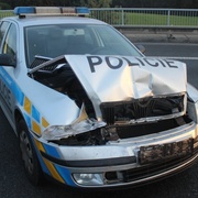 Policisté, přepravující zadrženého, havarovali na D5