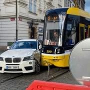 Střet auta s tramvají