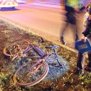 Žena se ohlédla za cyklistou a skončila i s kolem v příkopu