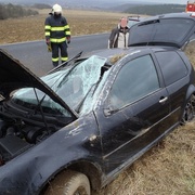 Převrácené auto, dvě zraněné osoby