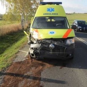 Střet sanitky s protijedoucím osobním vozem