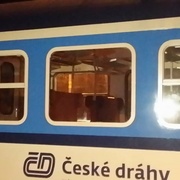 Neznámý pachatel ohrožoval jedoucí vlak kamením