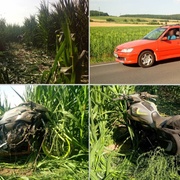 Řidič osobního vozu vytlačil motorkáře ze silnice