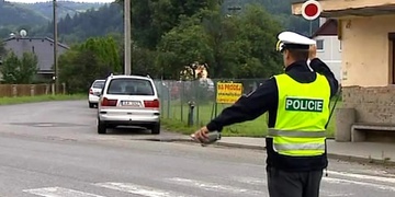Obě auta ve viditelně špatném technickém stavu a oba řidiči se zákazy řízení