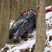 Auto i s celou rodinou spadlo do strže