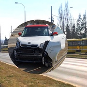 Na křižovatce Na Chmelnicích a Karlovarská se střetlo auto s tramvají