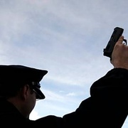 Na zastavení tří pachatelů použil policista i zbraň