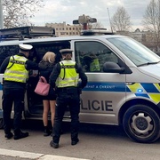 Těžce opilá řidička neudržela vozidlo na silnici