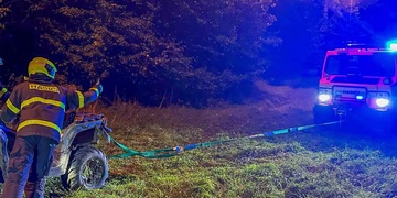 Tragická nehoda čtyřkolky, jeden jezdec je mrtvý, druhý těžce zraněný