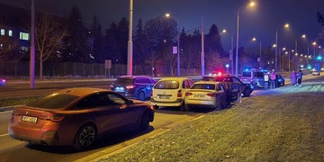 Řidič způsobil čtyři nehody po sobě a poslední z nich dokonce až během svého útěku z místa