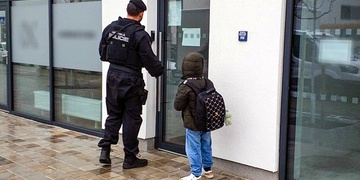 Plačící chlapeček před školou čekal marně